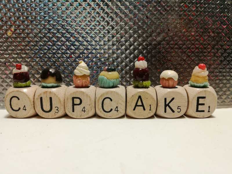 Varios cupcakes scrabble
